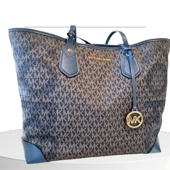 The Limited Edition Graphite/Grey Michael Kors Eva Tote with Coordinated Pouch! - Picture 3 of 15
